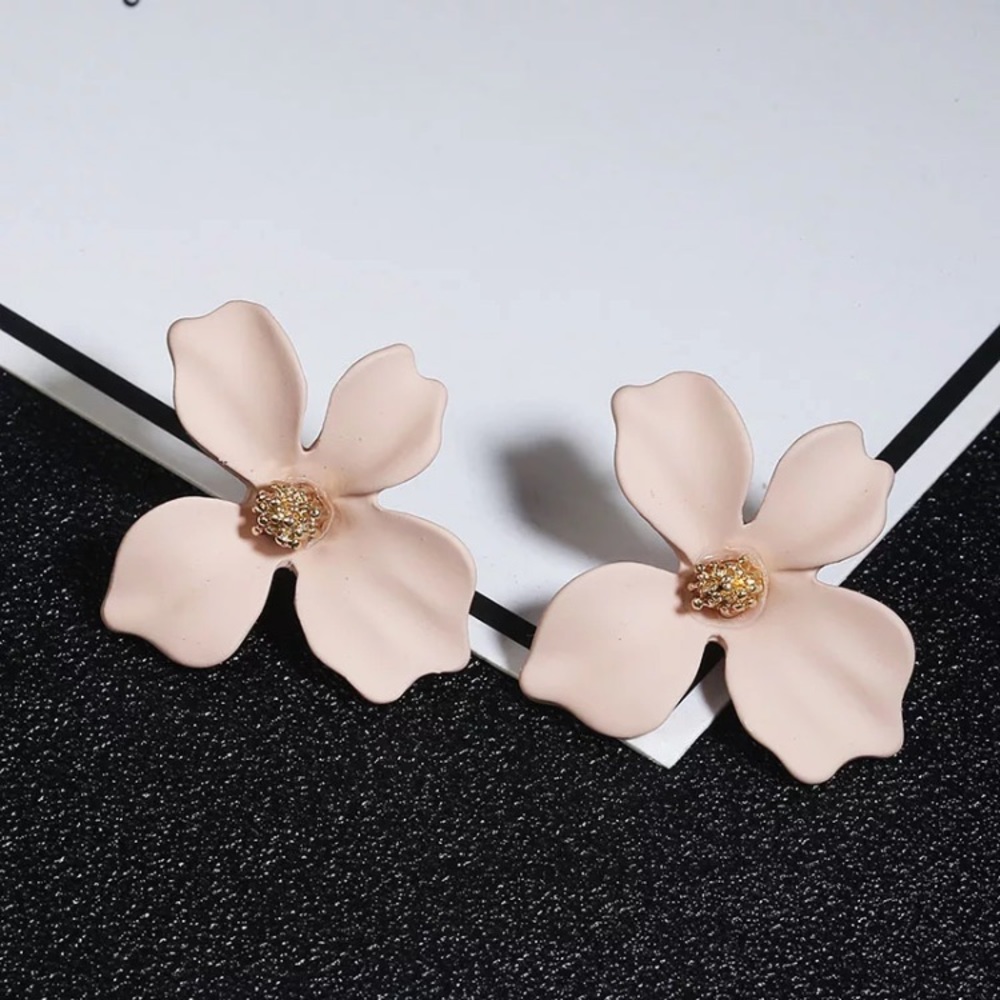 “Riya” Minimalist Cute Gold Floral Stud Earring - Picture 9 of 13